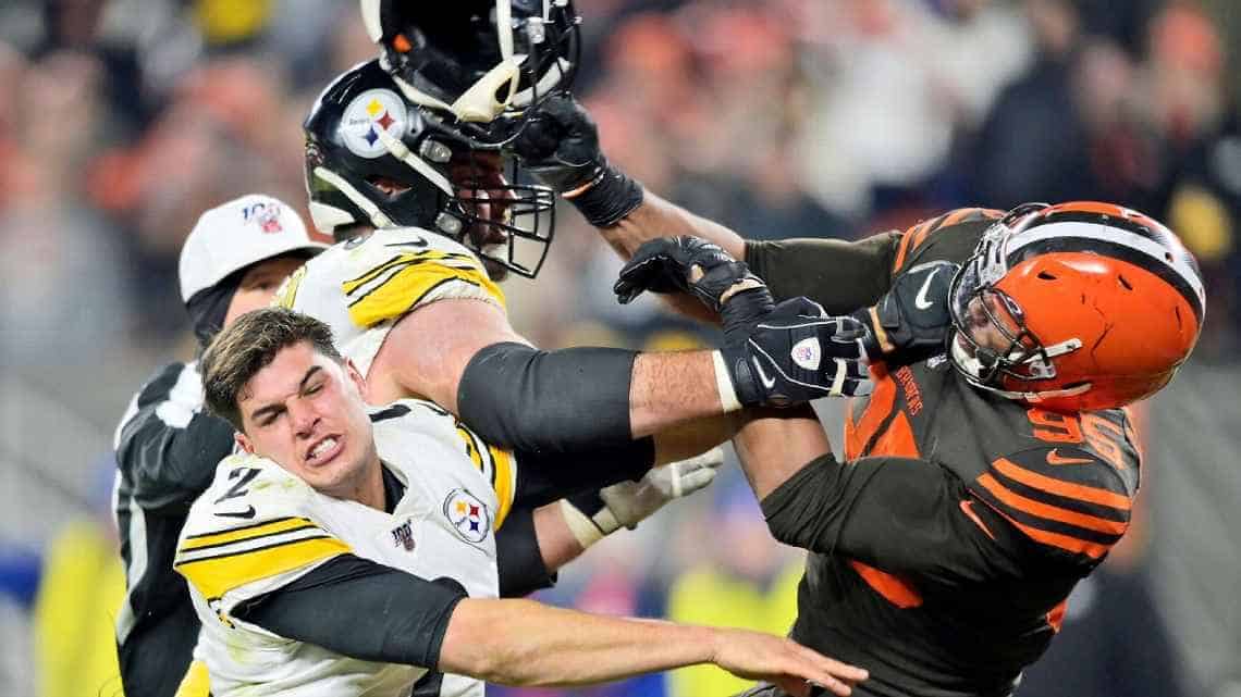 Mason Rudolph and Myles Garrett exchange pleasantries during Pittsburgh Steelers and Cleveland Browns game