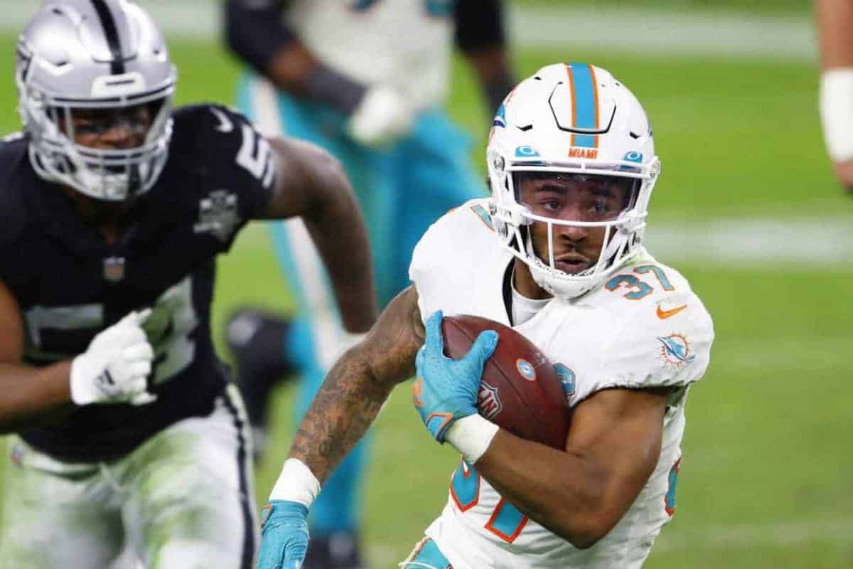 NFL Yahoo DFS Picks Cheat Sheet WEek 10 Thursday Night FOotball Ravens vs. Dolphins today tonight free expert advice tips strategy optimal lineup optimizer rankings projections ownership Myles Gaskin